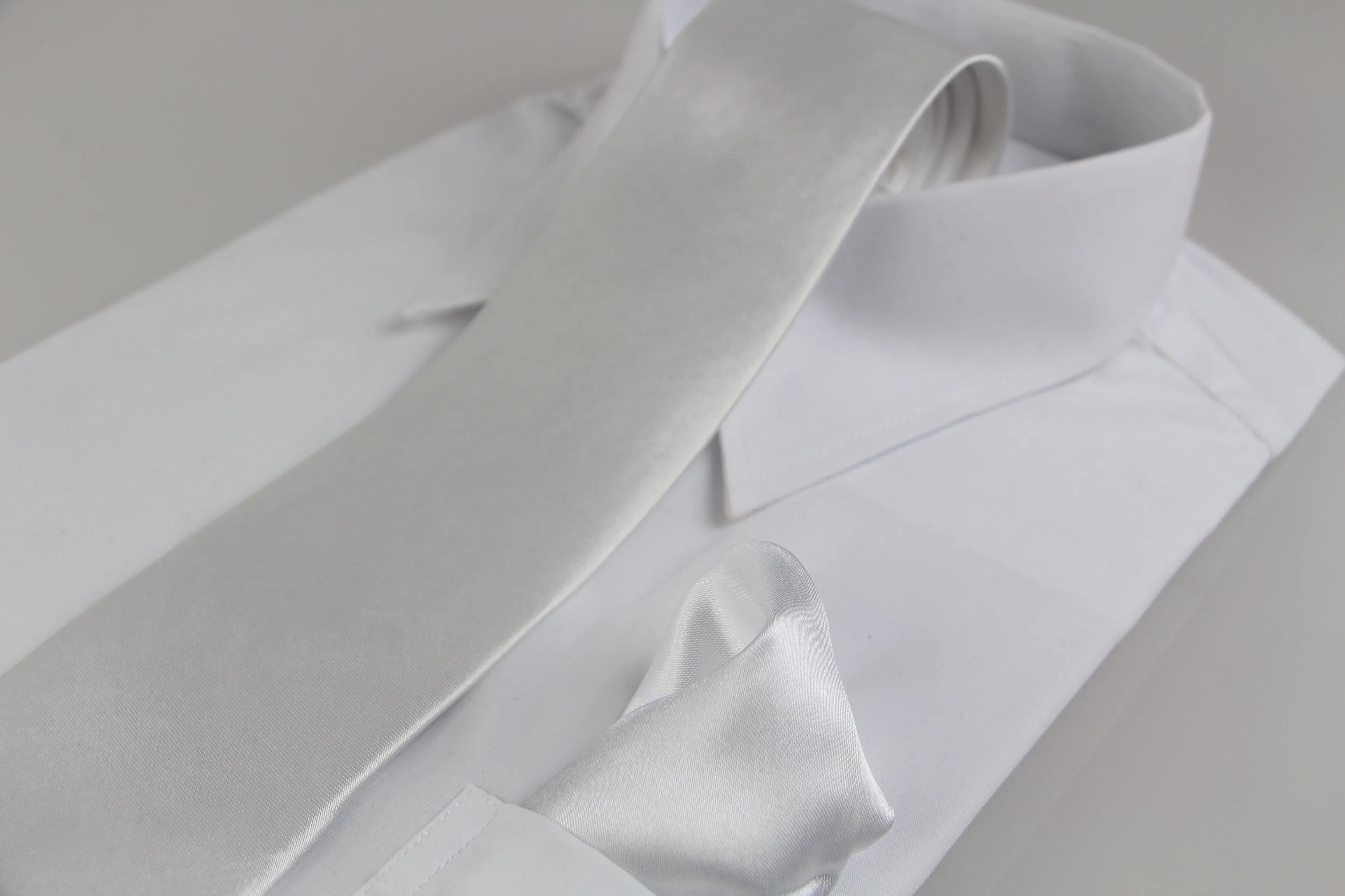 Mens White 8cm Neck Tie & Matching Pocket Square Set