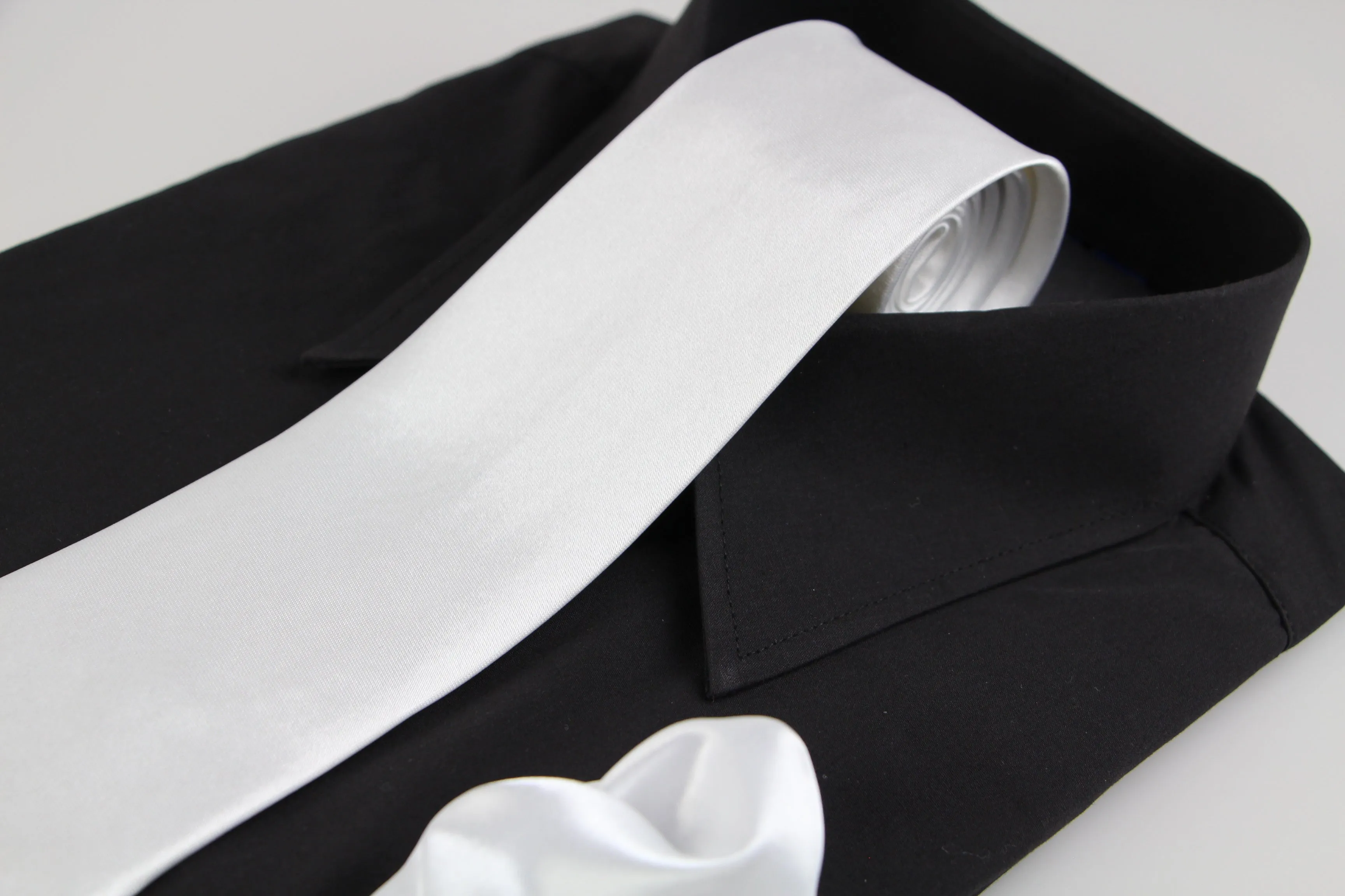 Mens White 8cm Neck Tie & Matching Pocket Square Set