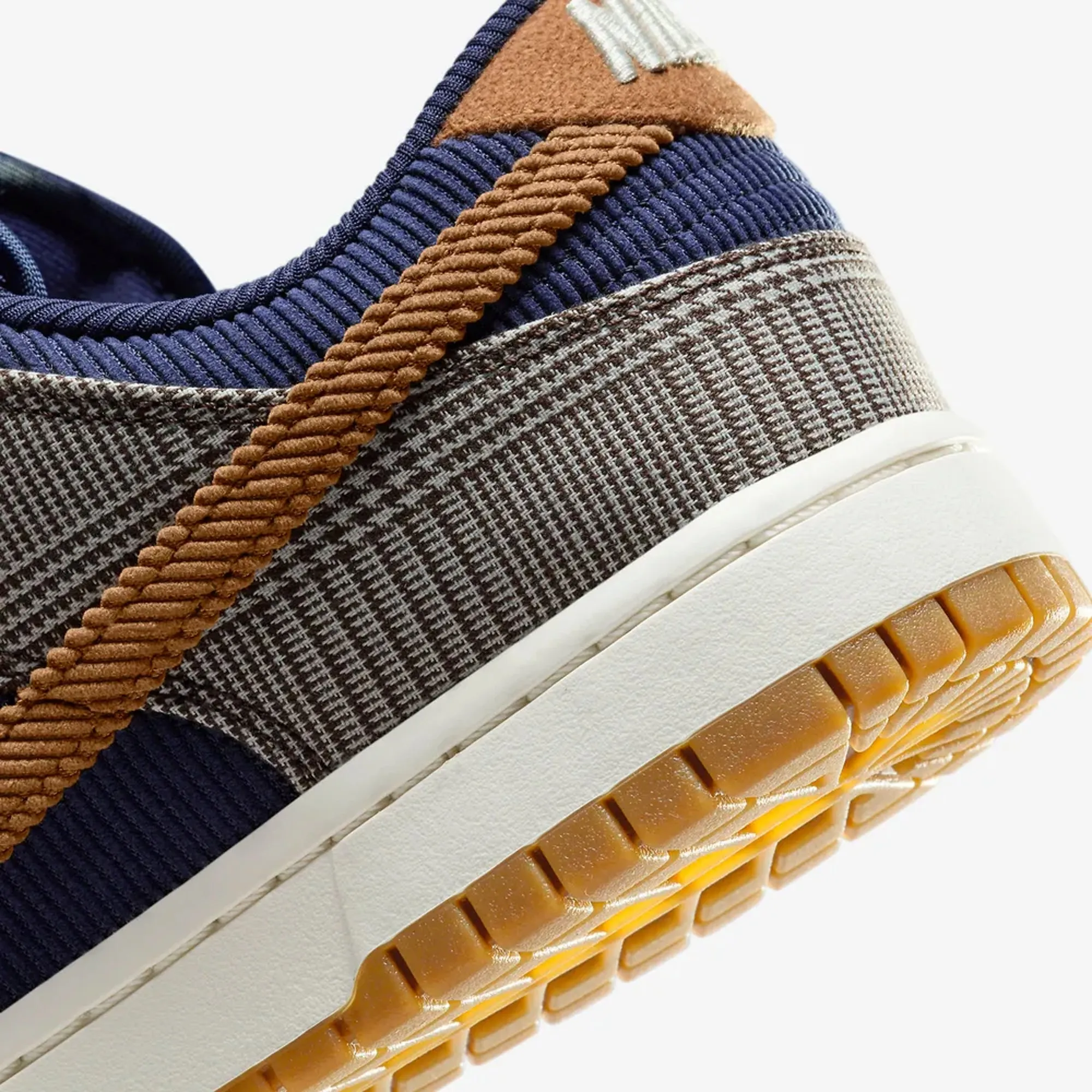 Nike | DUNK LOW PREMIUM  { MIDNIGHT NAVY/ALE BROWN-PALE IVORY